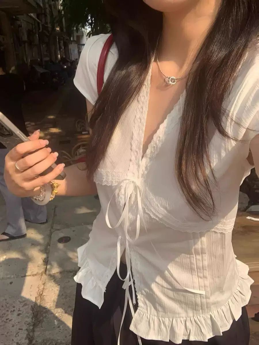 【有点甜】韩系v字领收腰小衫 Lace Short-Sleeve Blouse