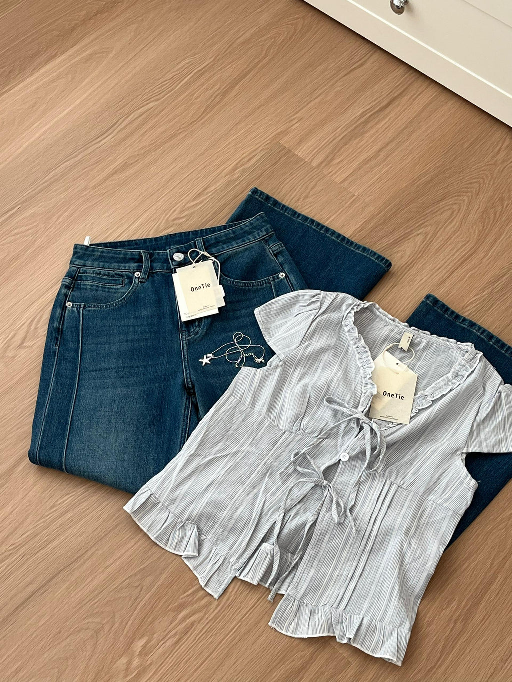 【有点甜】韩系v字领收腰小衫 Lace Short-Sleeve Blouse