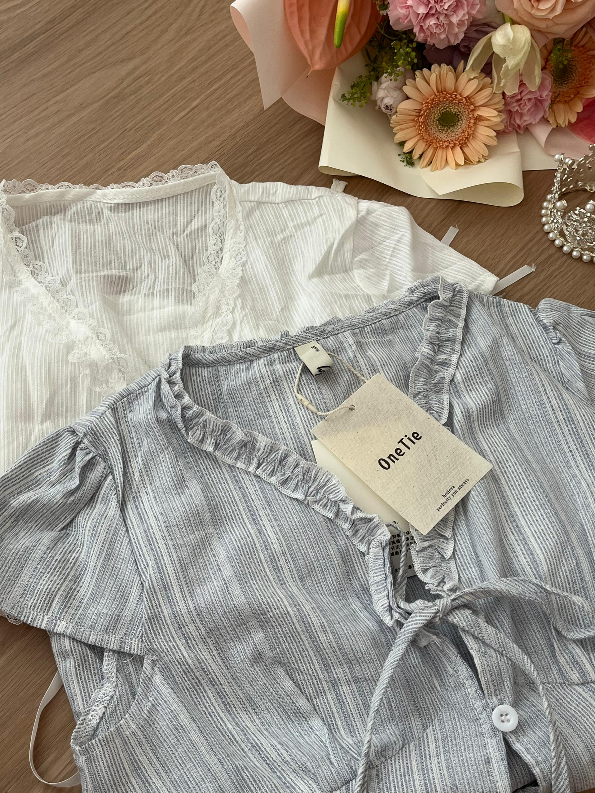 【有点甜】韩系v字领收腰小衫 Lace Short-Sleeve Blouse