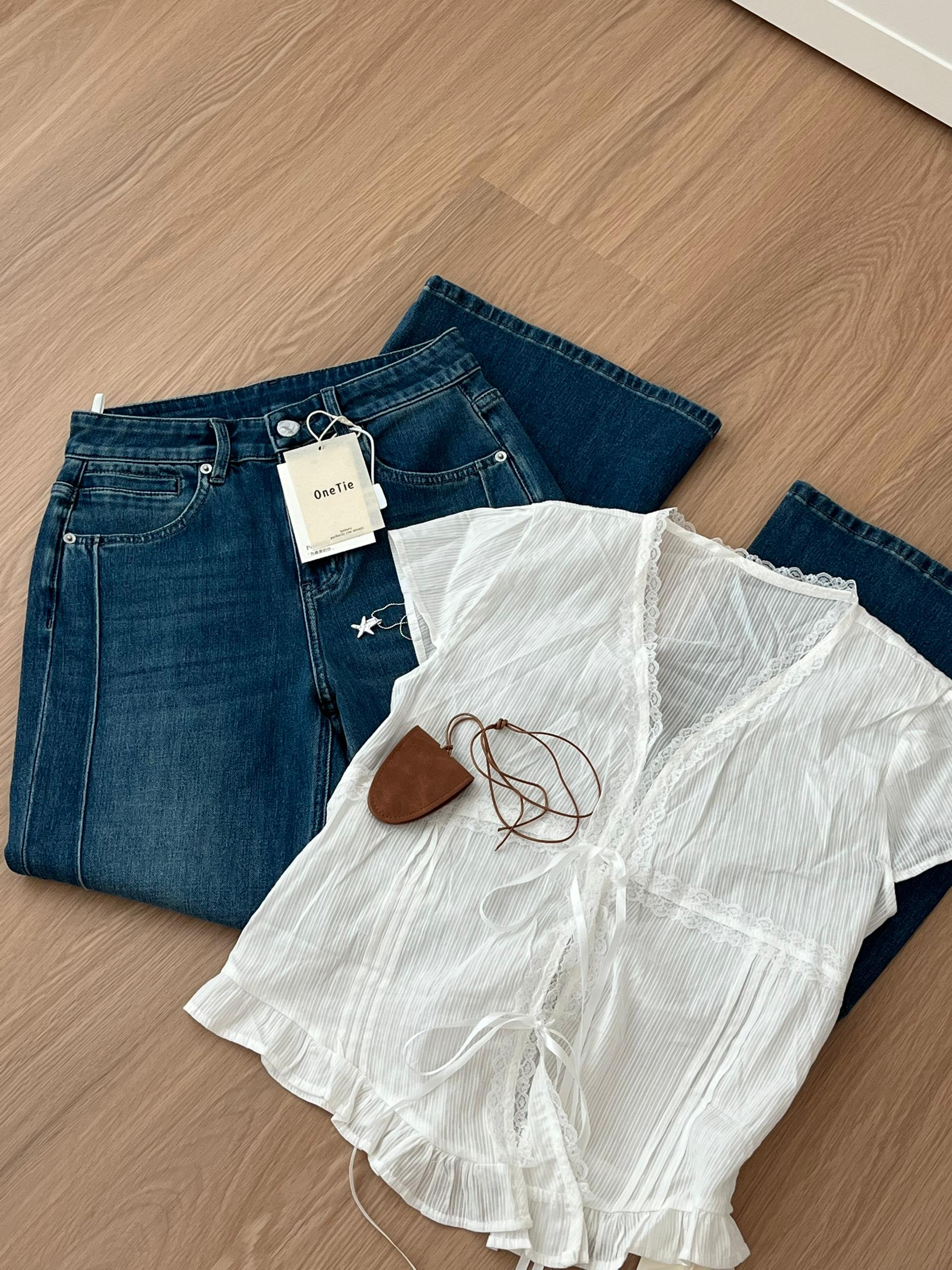 【有点甜】韩系v字领收腰小衫 Lace Short-Sleeve Blouse