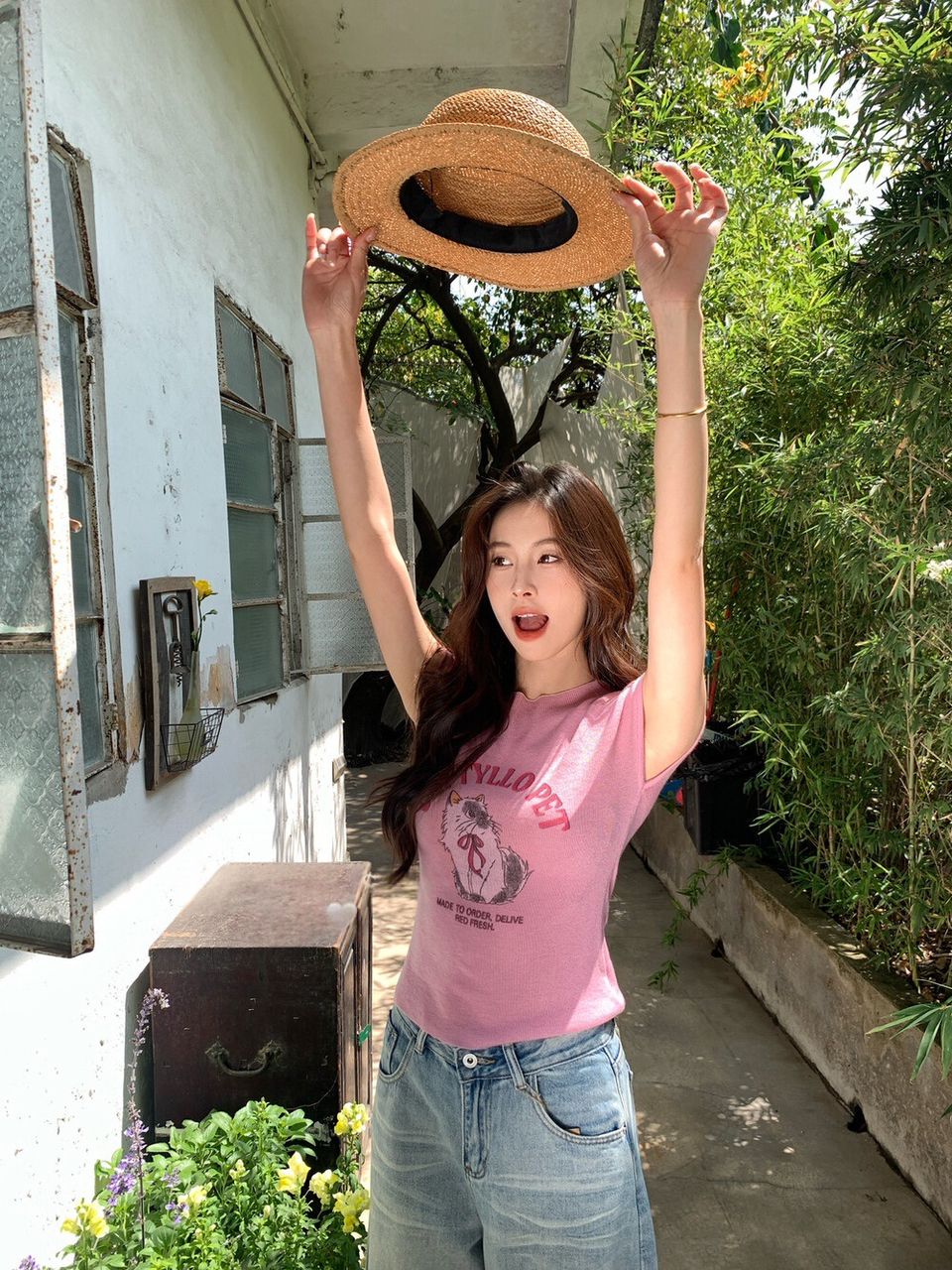 𝖡𝖾𝗌𝗍! 𝖢𝖺𝗌𝗎𝖺𝗅 𝖢𝗁𝗂𝖼 𝖢𝖺𝗍 𝖦𝗋𝖺𝗉𝗁𝗂𝖼 𝖳𝖾𝖾 𝗂𝗇 𝖱𝗈𝗌𝖾